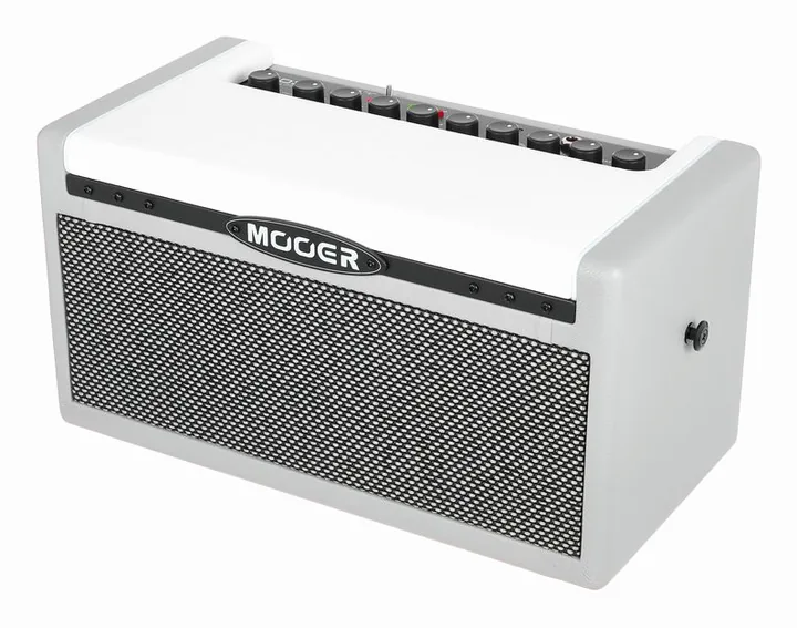 Mooer SD30i Modeling Guitar Combo inquadrato di fronte su sfondo neutro