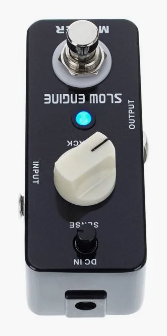 Mooer Slow Engine, footswitch in primo piano