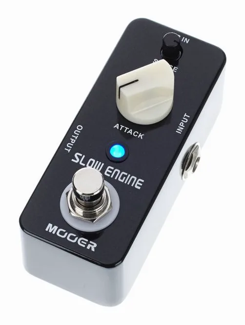 Mooer Slow Engine inquadrato di fronte su sfondo neutro