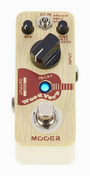 Mooer Woodverb Acoustic Reverb, footswitch in primo piano