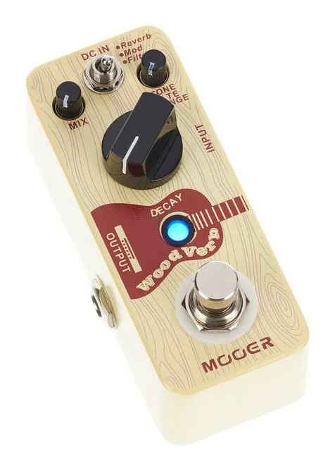 Mooer Woodverb Acoustic Reverb, footswitch in primo piano