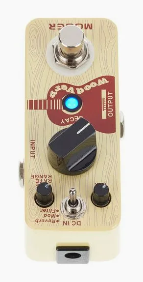 Mooer Woodverb Acoustic Reverb, footswitch in primo piano