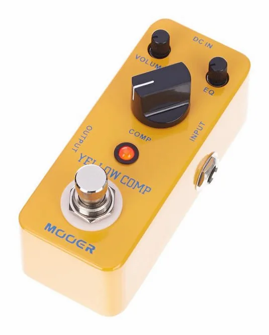 Mooer Yellow Comp inquadrato di fronte su sfondo neutro