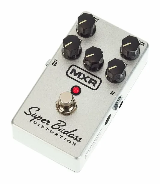 MXR 75 Super Badass Distortion inquadrato di fronte su sfondo neutro