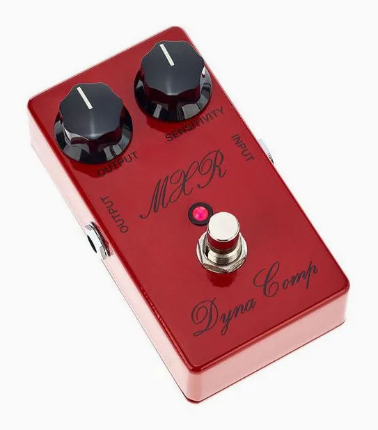 MXR Custom Shop Script Dyna Comp, footswitch in primo piano