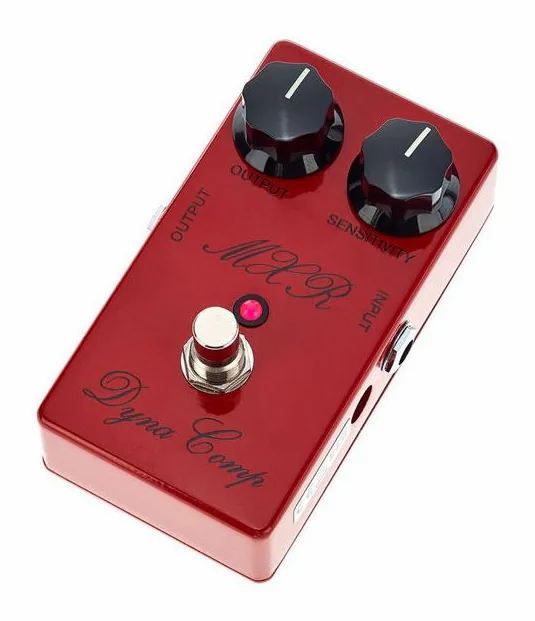 MXR Custom Shop Script Dyna Comp fotografato frontalmente