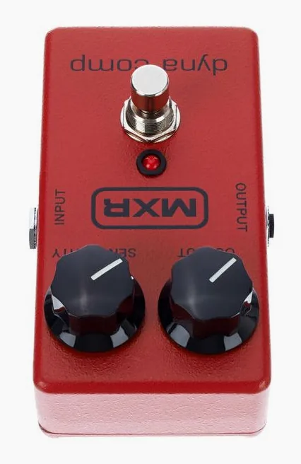 MXR Dyna comp 1976, footswitch in primo piano