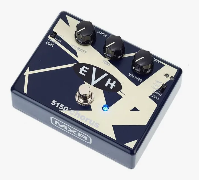 MXR EVH 5150 Chorus inquadrato di fronte su sfondo neutro
