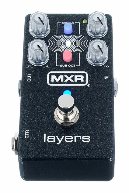 MXR Layers, footswitch in primo piano