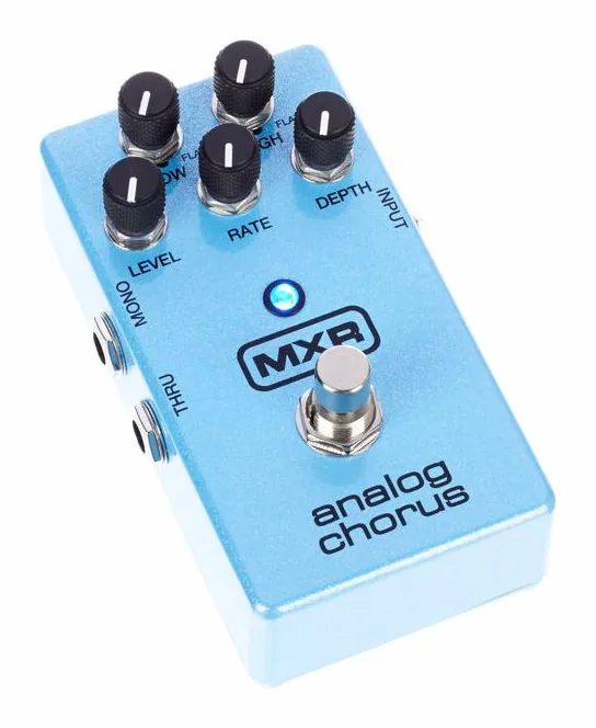 MXR M 234 Analog Chorus, footswitch in primo piano