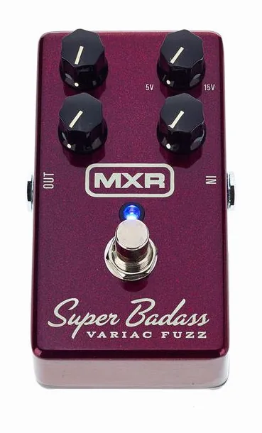 MXR M 236 Super Badass Variac Fuzz, footswitch in primo piano