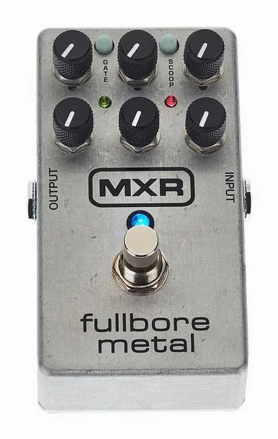 MXR M116 Fullbore Metal, footswitch in primo piano