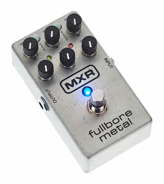 MXR M116 Fullbore Metal, footswitch in primo piano