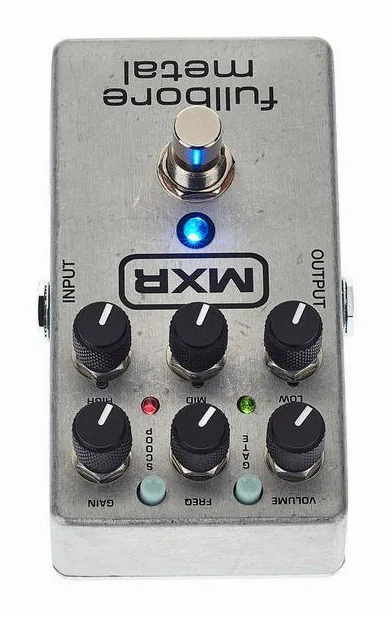 MXR M116 Fullbore Metal, footswitch in primo piano