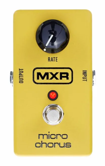 MXR M148 Micro Chorus, footswitch in primo piano