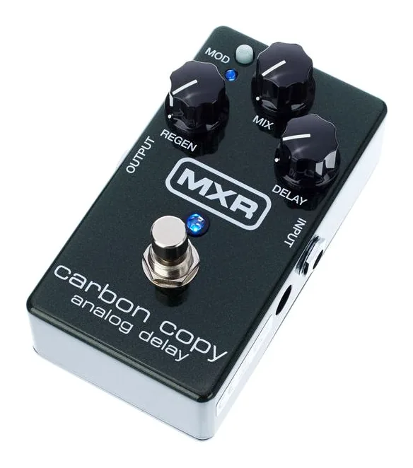 MXR M169 Carbon Copy Analog Delay inquadrato di fronte su sfondo neutro