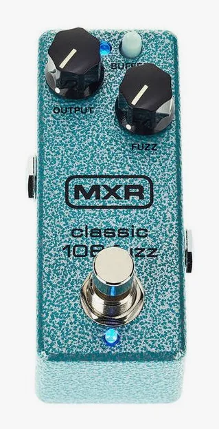 MXR M296 Classic 108 Fuzz Mini, footswitch in primo piano
