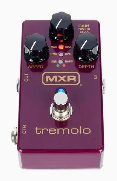 MXR M305 Multi Mode Tremolo, footswitch in primo piano