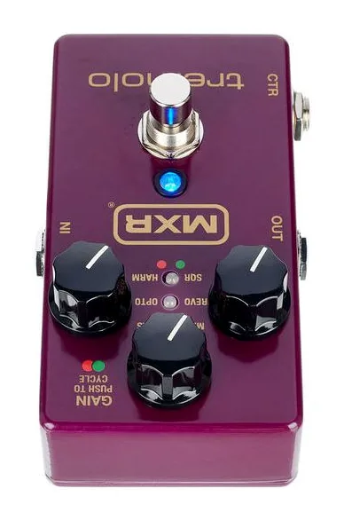 MXR M305 Multi Mode Tremolo, footswitch in primo piano
