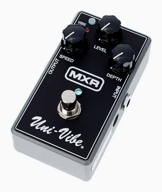 MXR M68 Uni-Vibe Chorus/Vibrato inquadrato di fronte su sfondo neutro