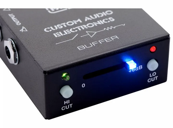MXR MC406 Audio Electronics Buffer, footswitch in primo piano
