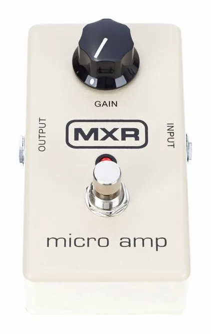 MXR Micro Amp M133, footswitch in primo piano