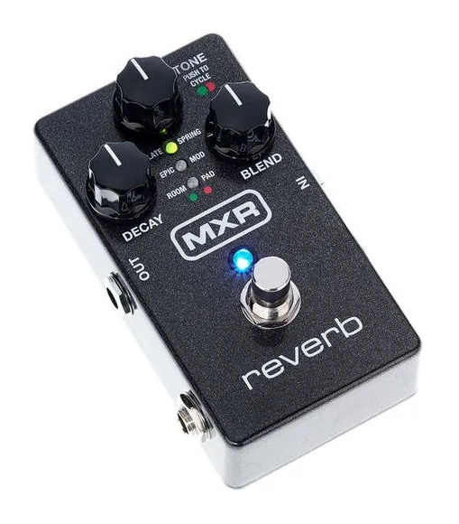 MXR M300 Reverb, footswitch in primo piano
