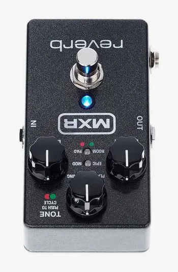 MXR M300 Reverb, footswitch in primo piano