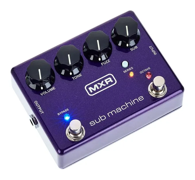 MXR Sub Machine Octave Fuzz, footswitch in primo piano