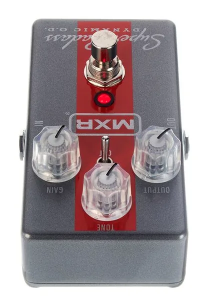 MXR Super Badass Dynamic O.D., footswitch in primo piano