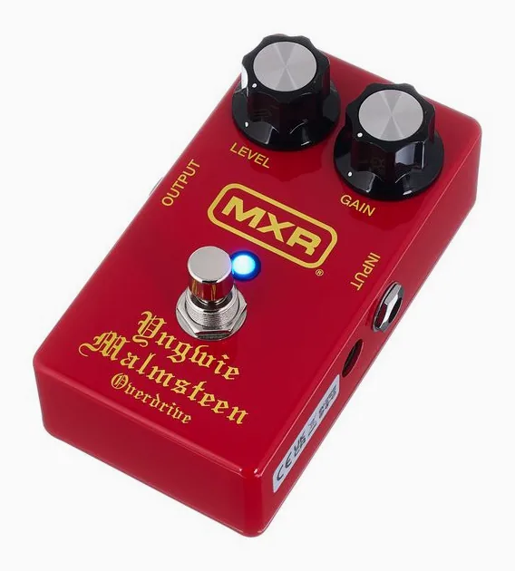 MXR Yngwie Malmsteen Overdrive Red inquadrato di fronte su sfondo neutro
