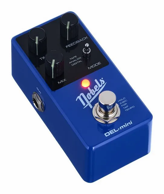 Nobels DEL-mini Delay, footswitch in primo piano