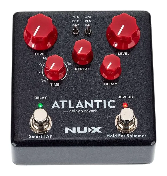 Nux Atlantic Delay & Reverb, footswitch in primo piano