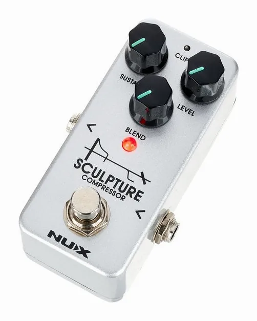Nux Sculpture Compressor inquadrato di fronte su sfondo neutro