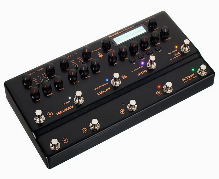 Nux Trident, retro con le prese di collegamento
