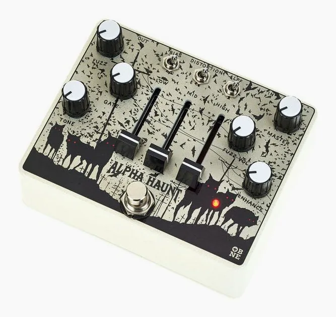 Old Blood Noise Endeavors Alpha Haunt 21 Fuzz inquadrato di fronte su sfondo neutro