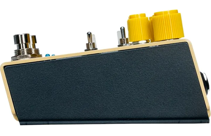 Old Blood Noise Endeavors Pardner Fuzz Synth, connettori sul retro dell'unita