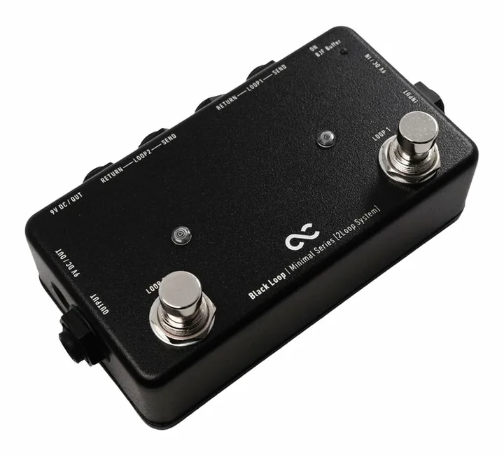 One Control Black Loop/BJF Buffer/Switch fotografato frontalmente