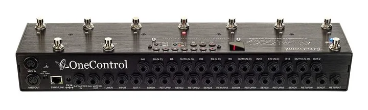 One Control Crocodile Tail Loop (OC10), connettori sul retro dell'unita