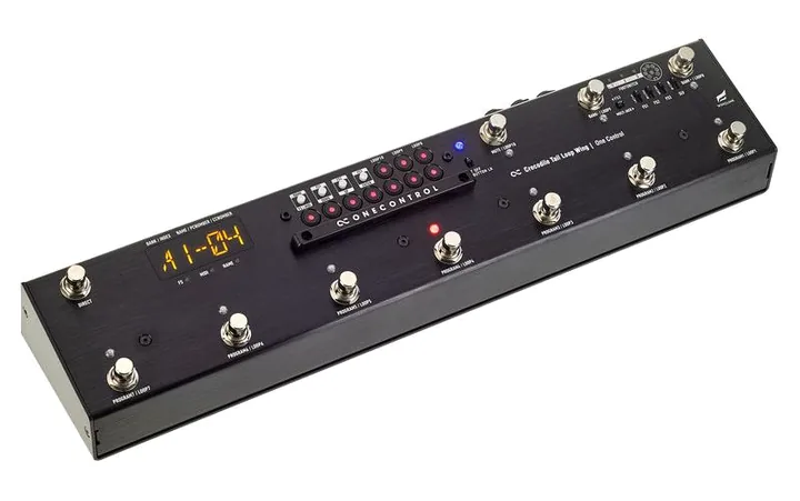 One Control Crocodile Tail Loop Wing OC10W, footswitch in primo piano