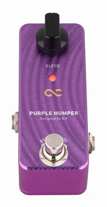One Control Purple Humper Mid-Range Boost, footswitch in primo piano