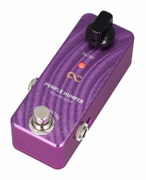 One Control Purple Humper Mid-Range Boost fotografato frontalmente