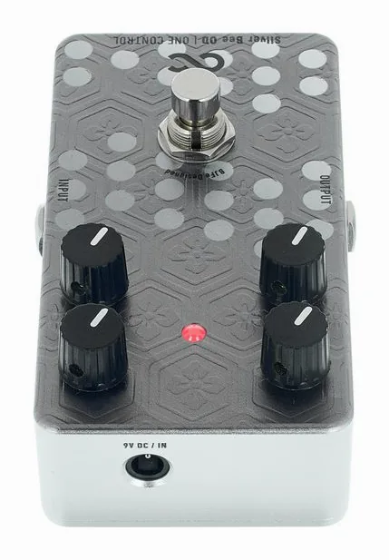 One Control Silver Bee OD - Overdrive, footswitch in primo piano