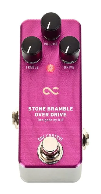 One Control Stone Bramble Overdrive, footswitch in primo piano