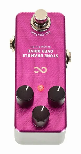 One Control Stone Bramble Overdrive, footswitch in primo piano