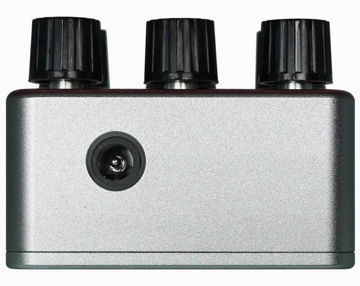 One Control Strawberry Red DLX Overdrive, connettori sul retro dell'unita