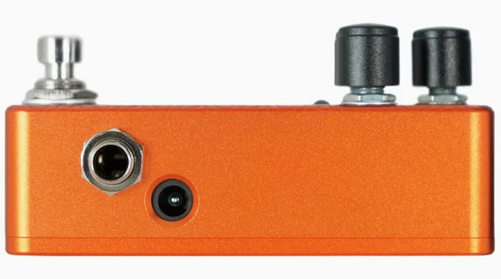 One Control Super Apricot OD - Overdrive, footswitch in primo piano