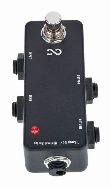 One Control True Bypass Looper, footswitch in primo piano