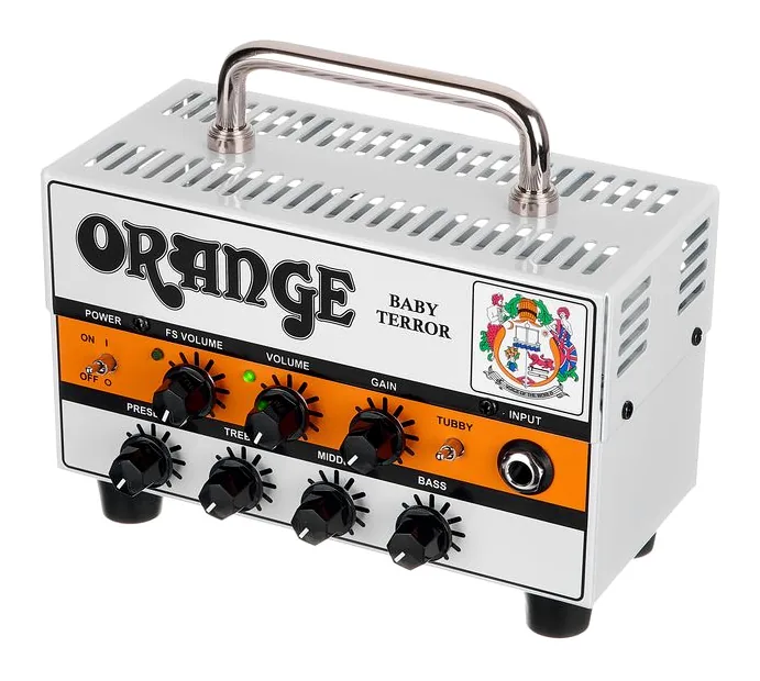 Orange Baby Terror Micro Amp inquadrato di fronte su sfondo neutro