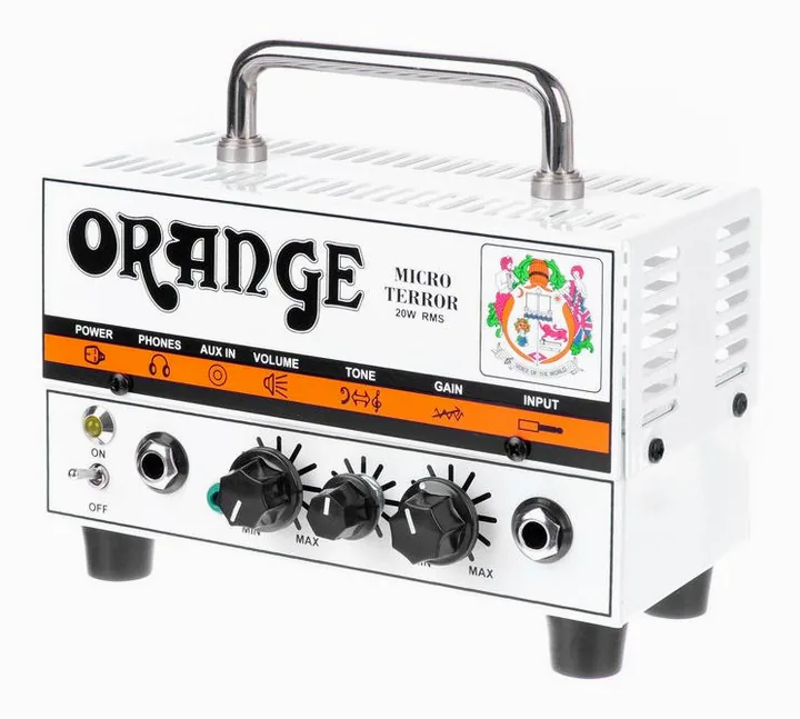 Orange Micro Terror inquadrato di fronte su sfondo neutro